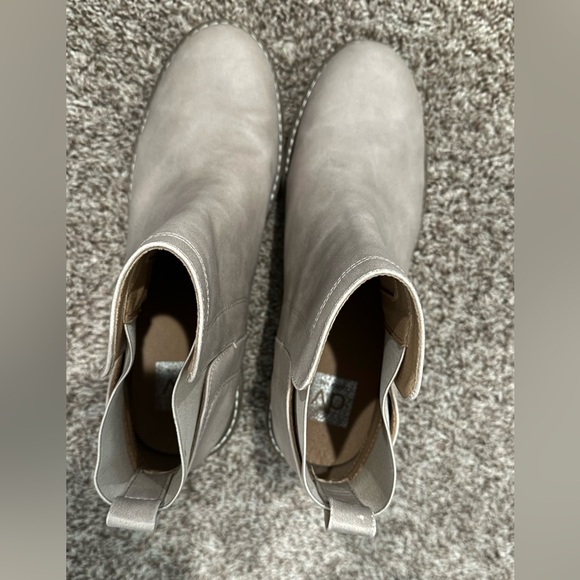 DV by Dolce Vita | Stone Rielle Chelsea Boot - Picture 4 of 4